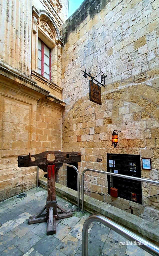 A börtön bejárata... A kaloda ingyenesen használható, barát, barátnő, feleség, férj, anyós fotózására. :-)